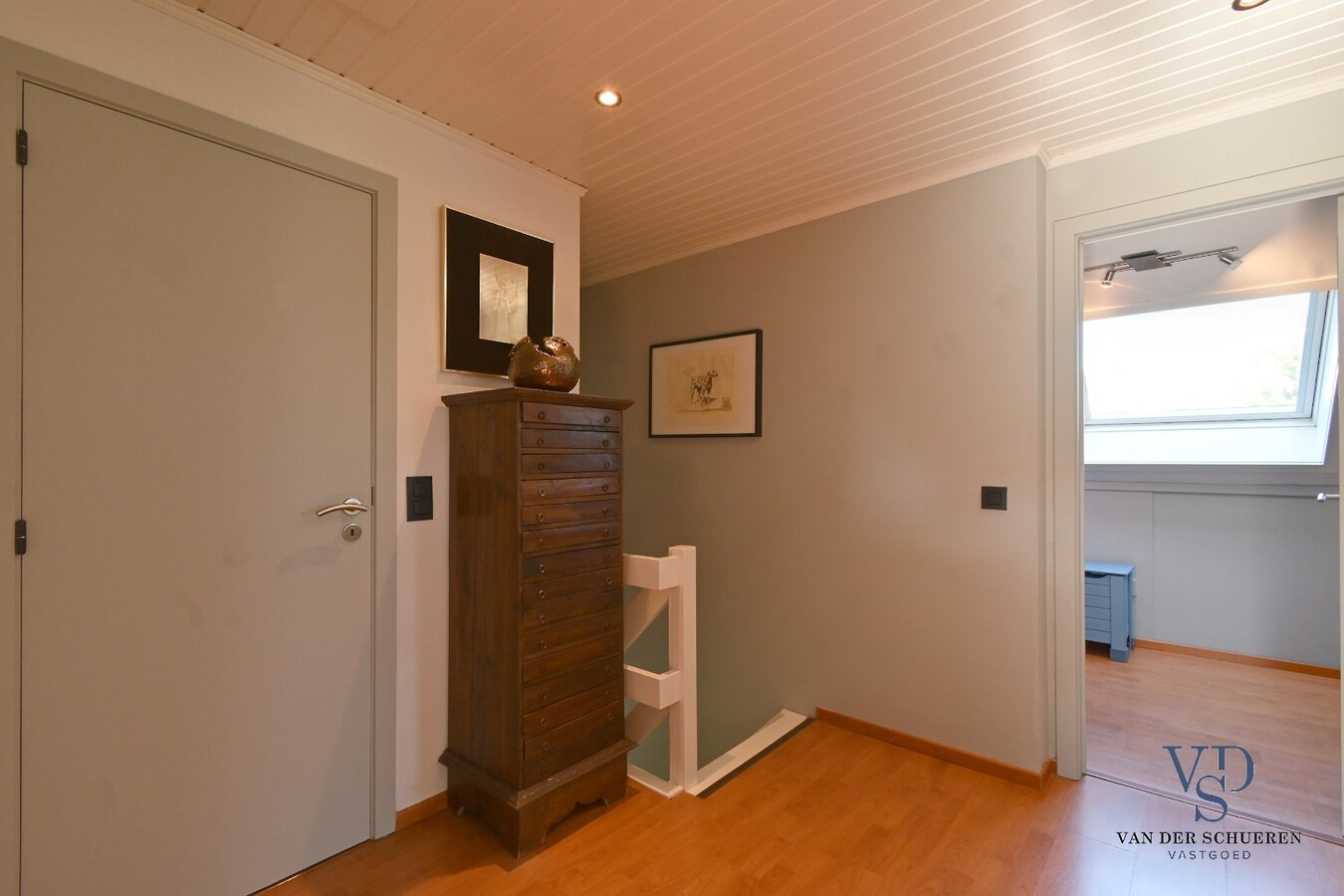 Tijdloze villa met zwembad in residentiële wijk 