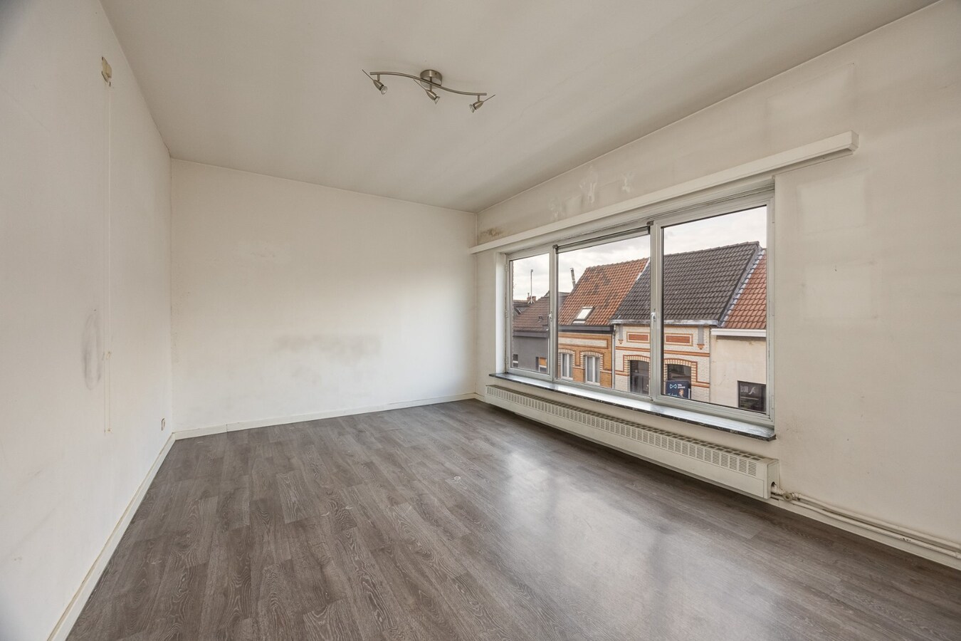 Te renoveren appt. met ruim terras te Antwerpen! 