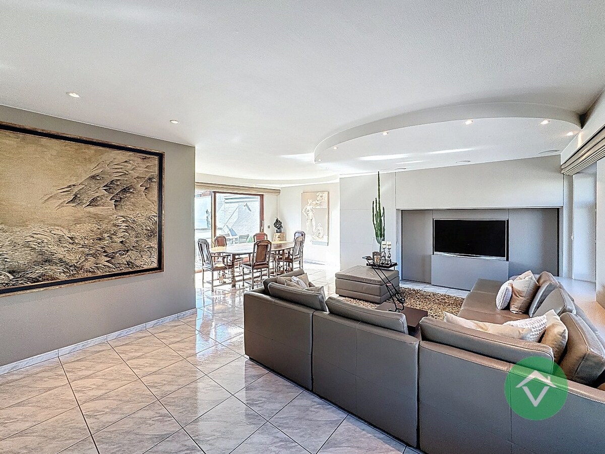 Deze instapklare handelswoning is gelegen in het centrum op een commerciële topligging op de markt van Koekelare 