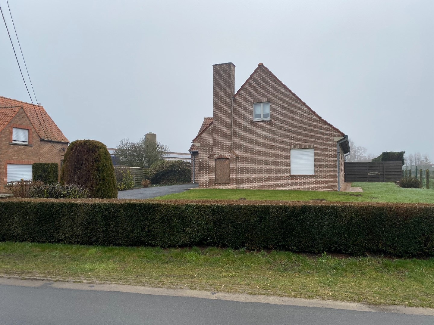 Ruime woning met drie slaapkamers en tuin. 