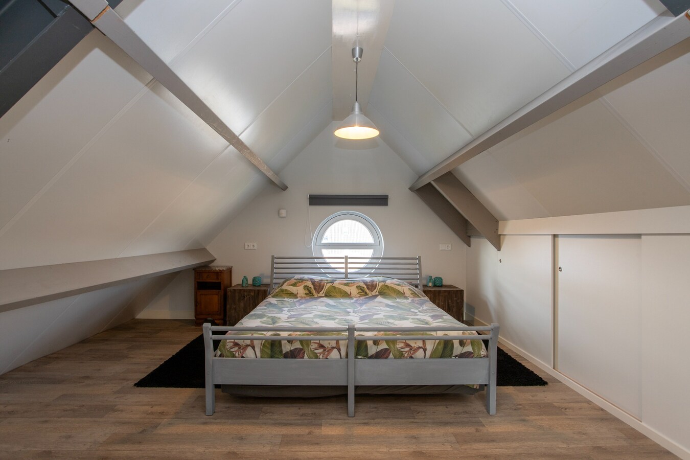 Unieke, onder architectuur gebouwde villawoning met luxe afwerking en prachtig uitzicht op het buitengebied. 