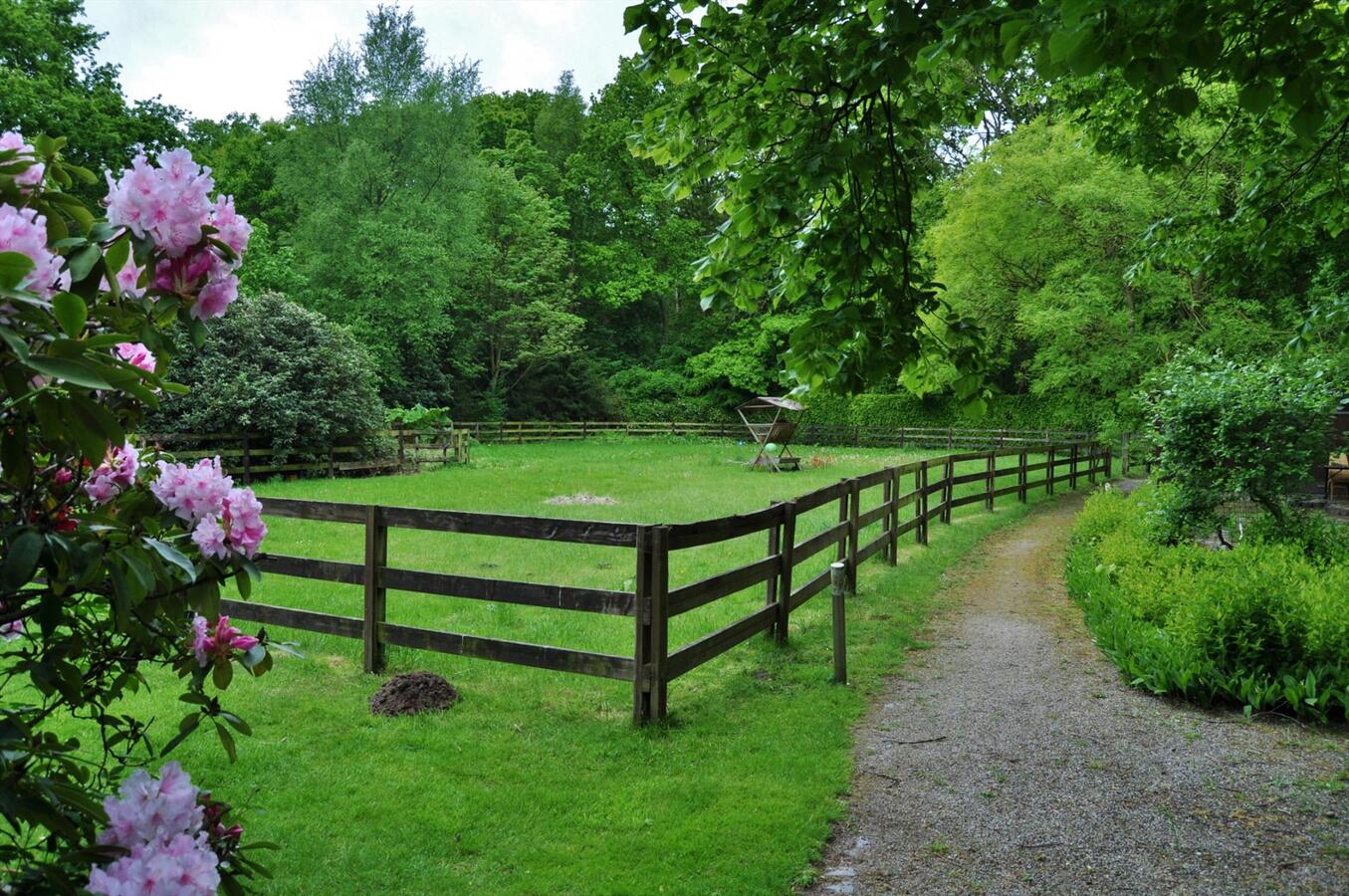 Ruime villa met stallingen en weide op 4900m² te Schoten 