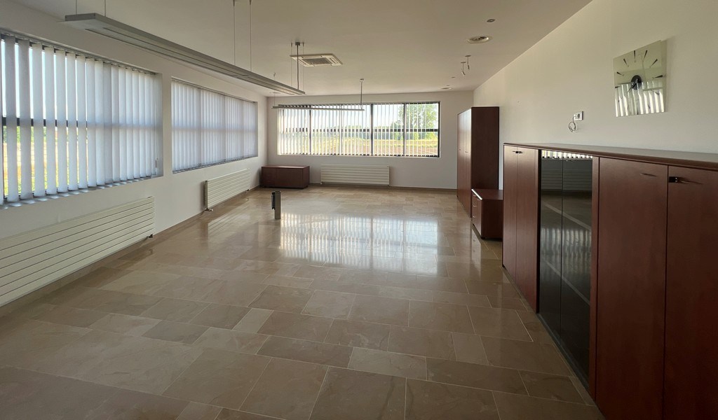 Bedrijfsgebouw met villa te huur langs E17 in Kruisem