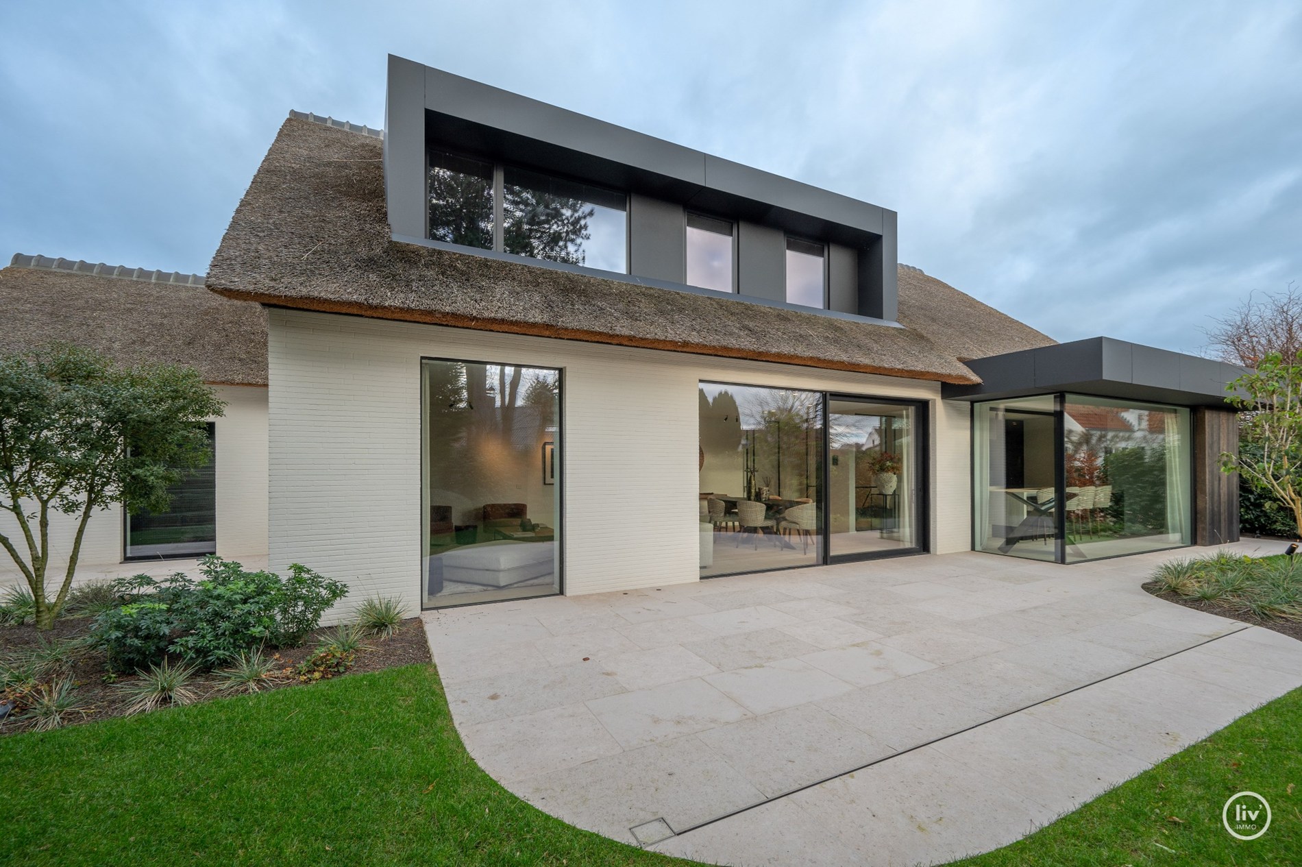 Superbe villa charmante, entièrement rénovée et joliment située dans un quartier résidentiel calme à proximité du centre de Knokke. 