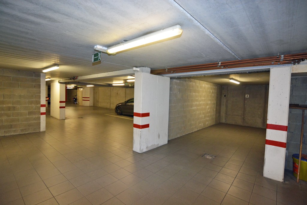 Gelijkvloers appartement (121 m²) met 2 slpks, overdekt terras, garage en kelderberging. 