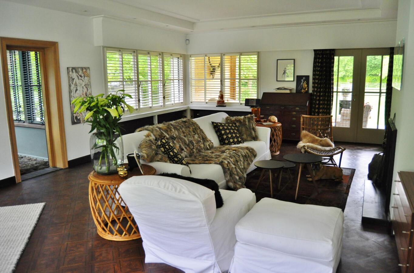 Ruime villa met stallingen en weide op 4900m² te Schoten 