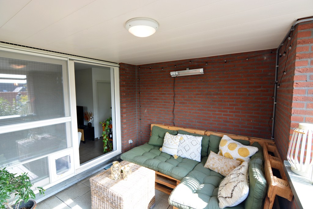 Energiezuinig duplex-appartement met 2 slpk, terras en carport met berging. 