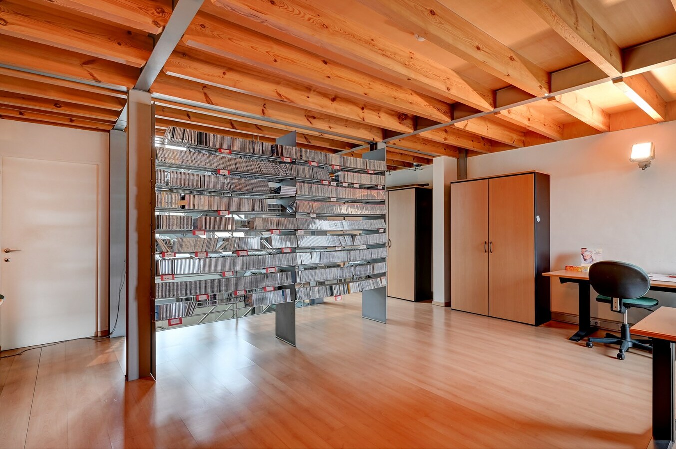 GOED GELEGEN KANTOORGEBOUW TE HERK-DE-STAD met DIVERSE DOELEINDEN 