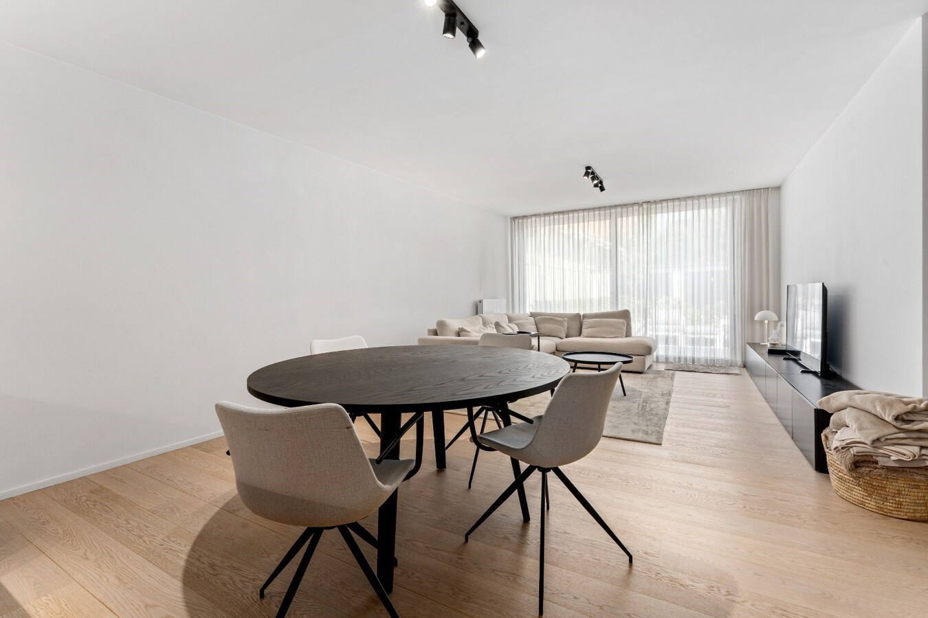 Instapklaar appartement met 2 slaapkamers en autostandplaats te Koekelare 