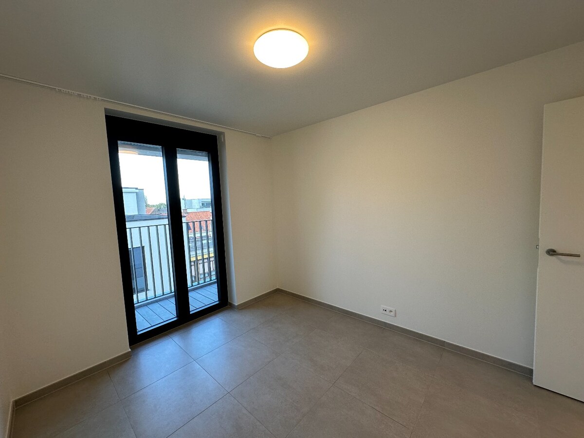 Prachtig nieuwbouwappartement op de vierde verdieping, pal in het centrum van Roeselare 