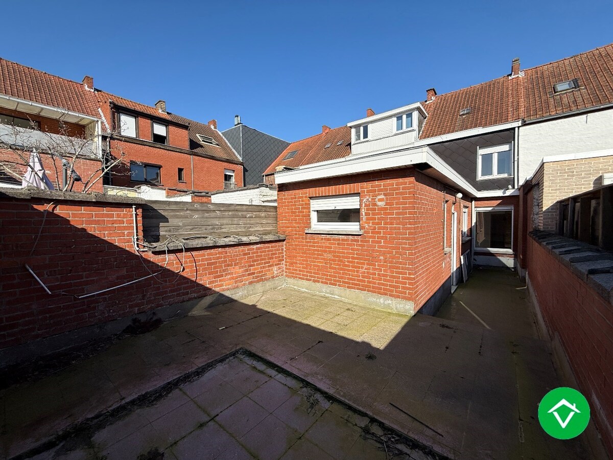 Instapklare rijwoning met 2 slaapkamers, zolder en koer in centrum Roeselare 