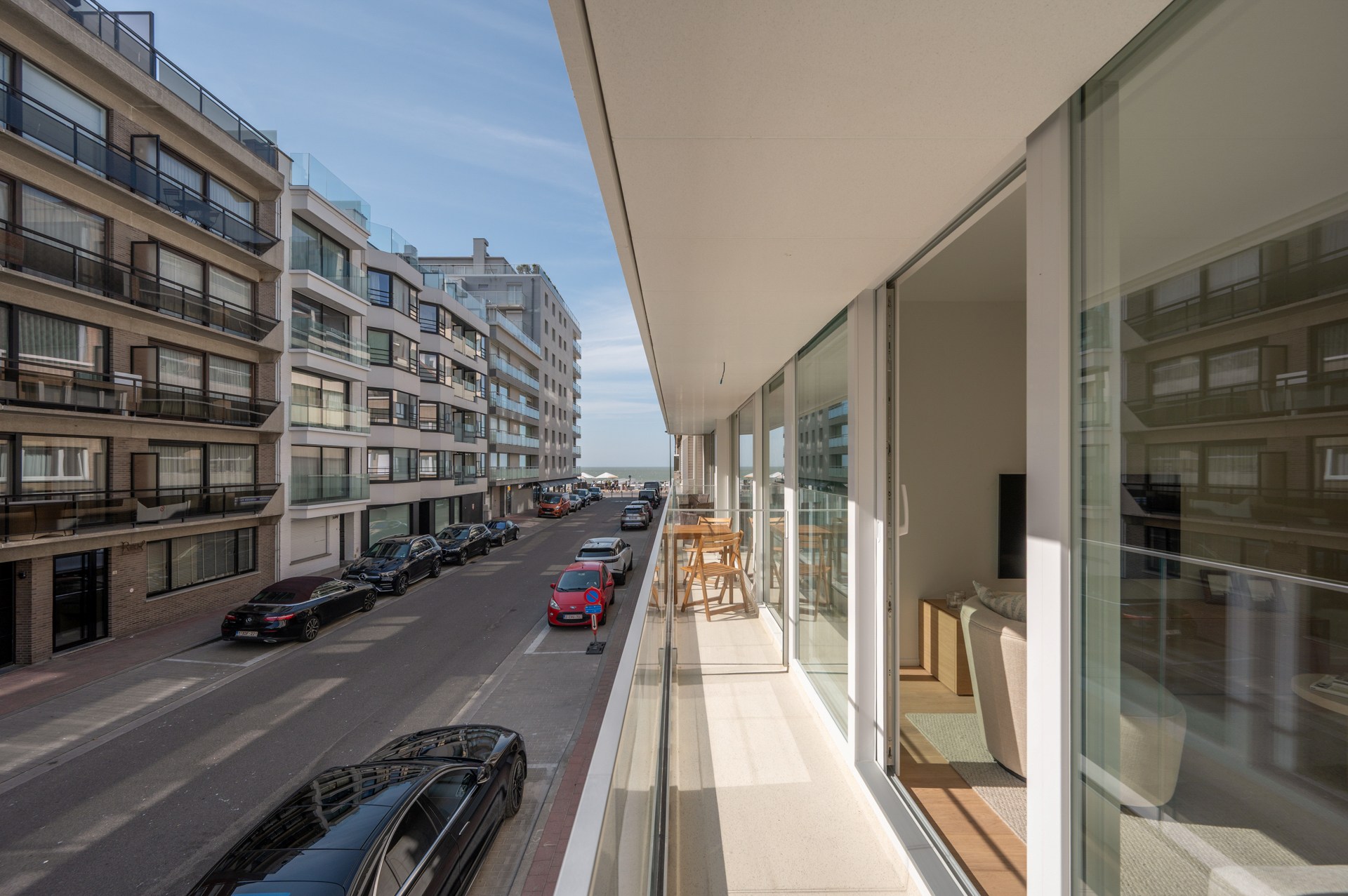 Appartement rénové de haut standing situé du côté ouest avec vue latérale sur la mer. 