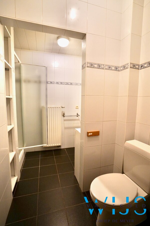 Goed gelegen handelspand met garage te CENTRUM ERTVELDE ! 