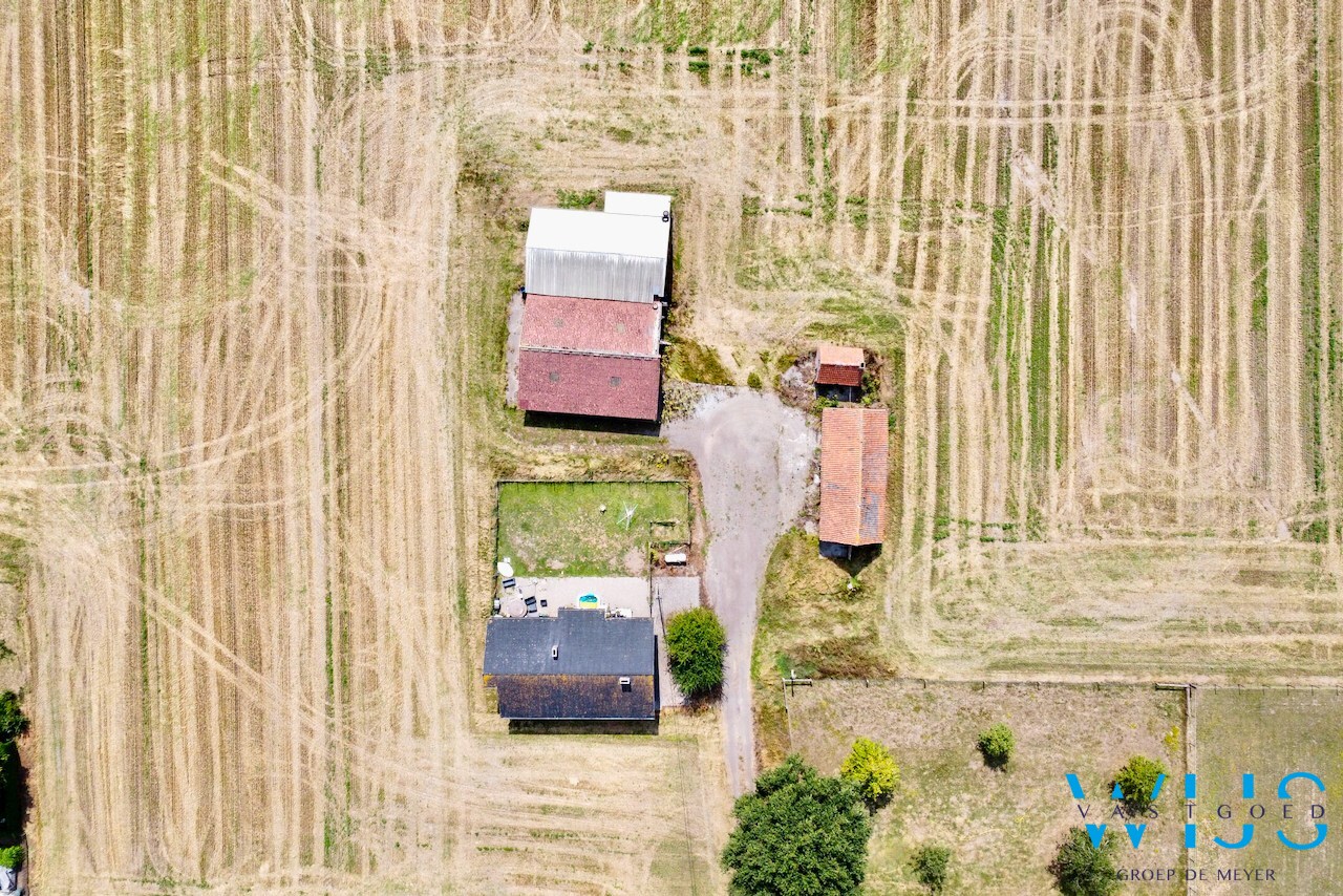 Op te frissen bungalow met 36.274m² grond te Oosteeklo ! 