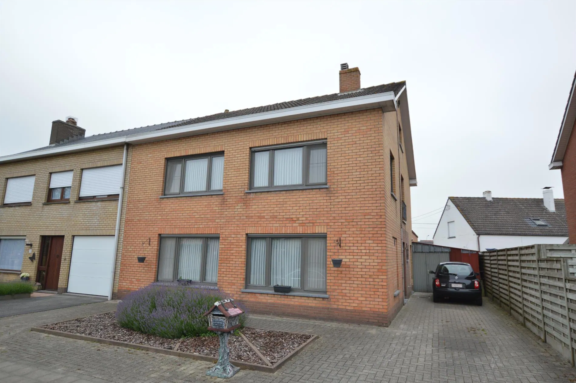 Verrassend ruime gerenoveerde woning te Eernegem