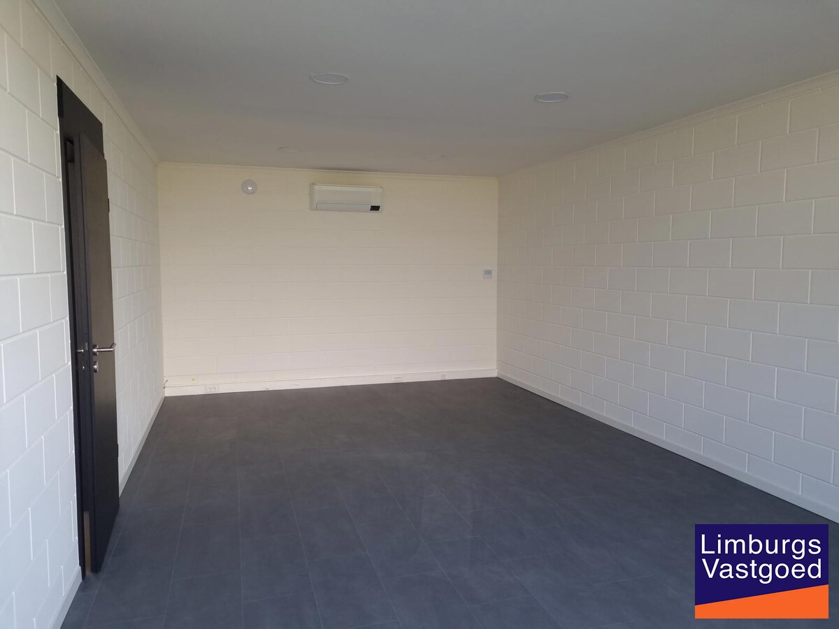 Terbeschikkingstelling van infrastructuur in vernieuwde kantoren met parking, 160m², Genk-Noord 