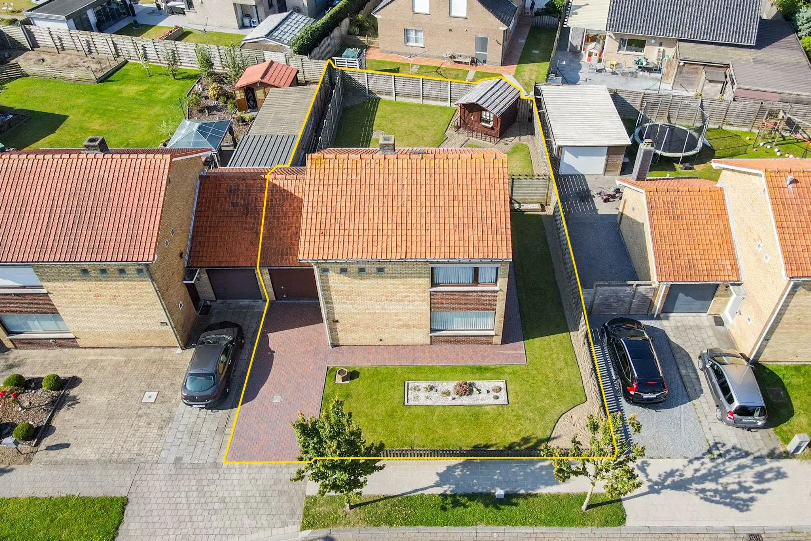 Gezellige halfopen bebouwing met tuin in residentiële wijk te Gistel