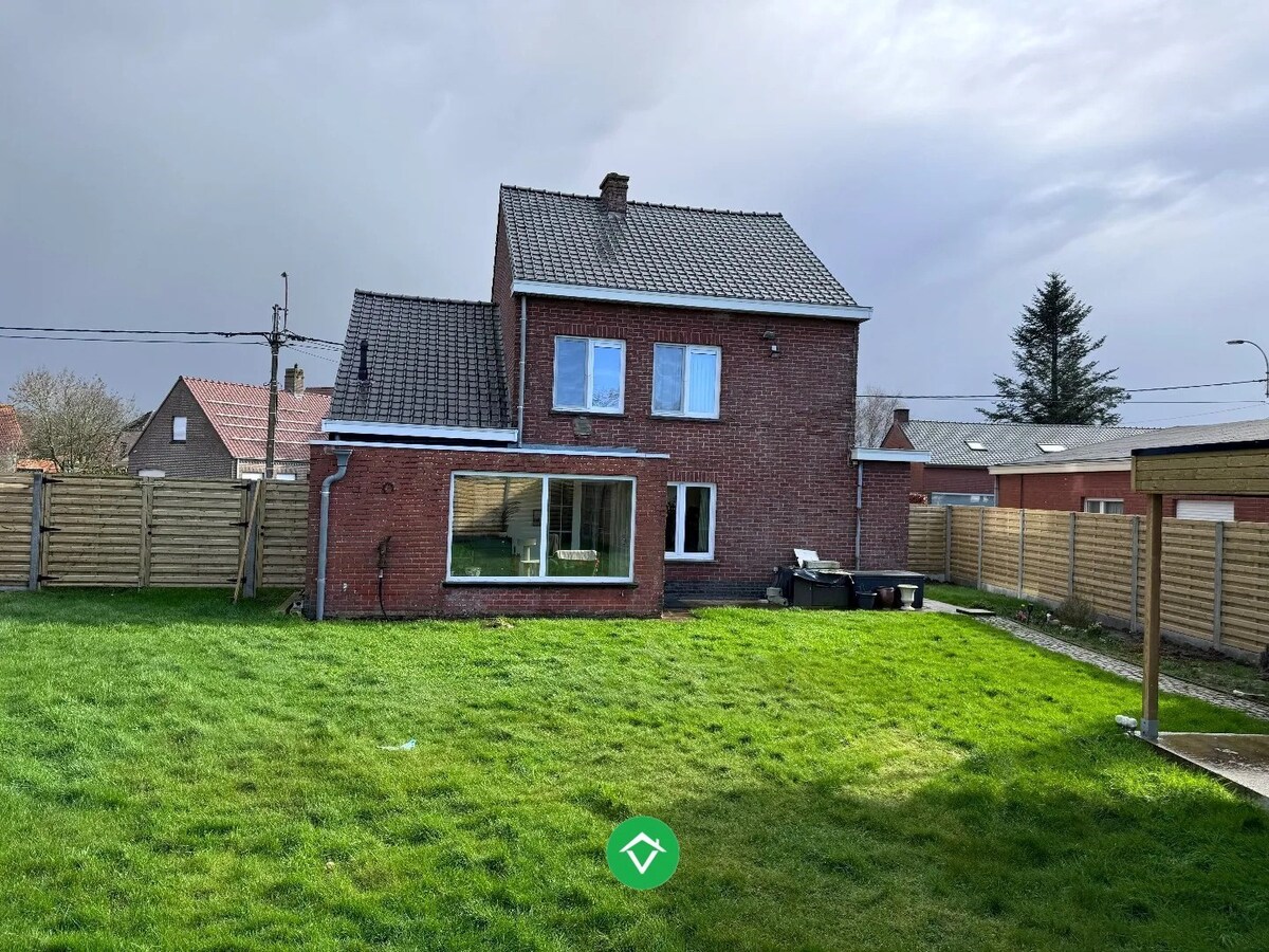 Rustig gelegen alleenstaande woning met garage te Ichtegem 