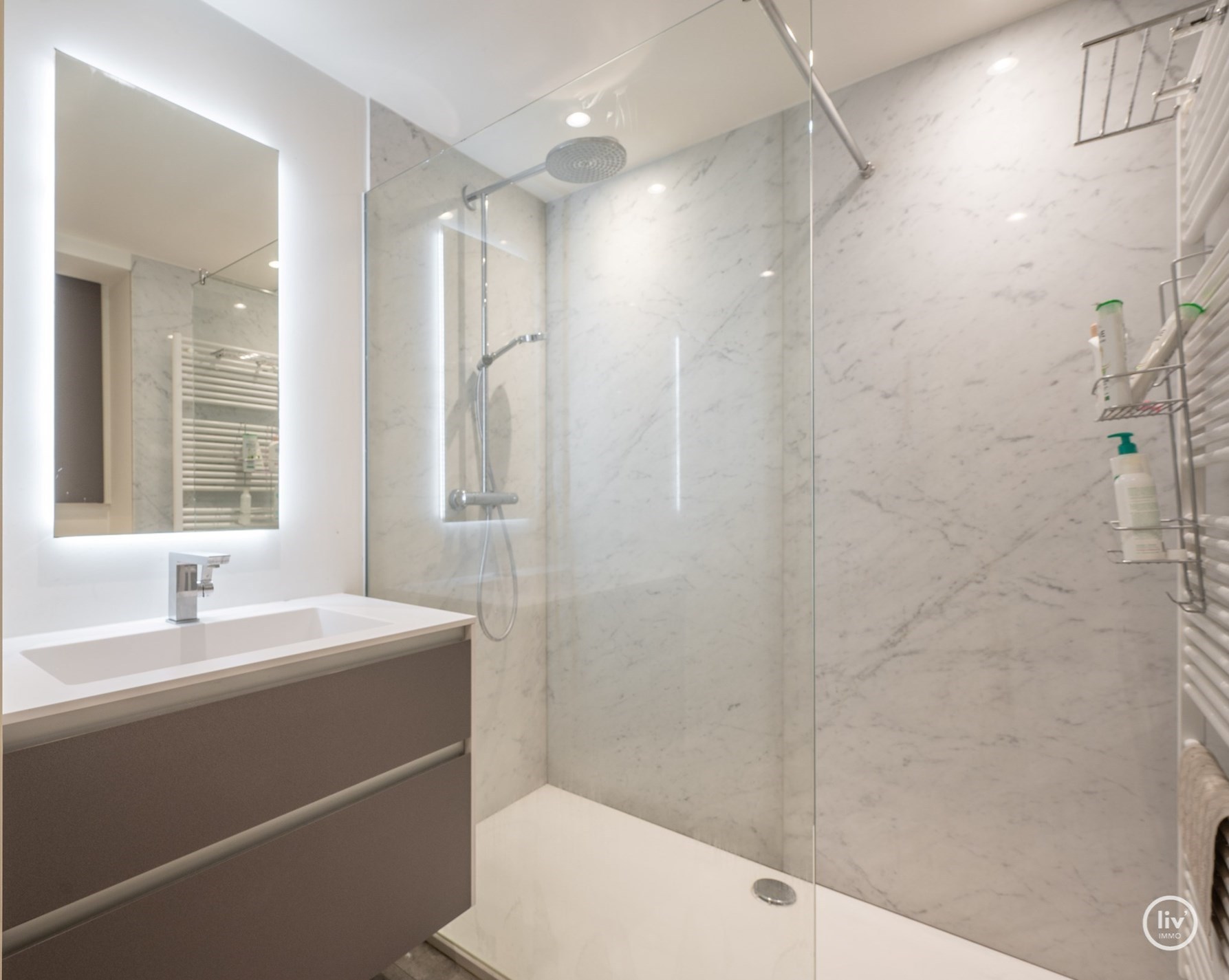 Appartement prêt à emménager avec 3 chambres dans un emplacement de premier choix près de la place Rubens et de la plage. Possibilité d'acheter un parking au rez-de-chaussée de la résidence. 