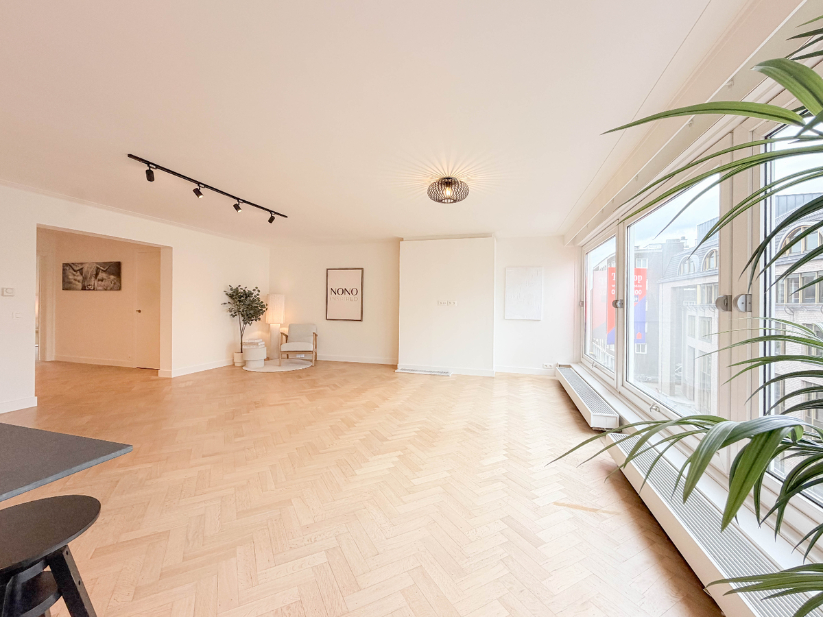 Stijlvol gerenoveerd 3-slaapkamerappartement van 128 m² met garage op topligging in Kortrijk *** NONO INSPIRED *** 
