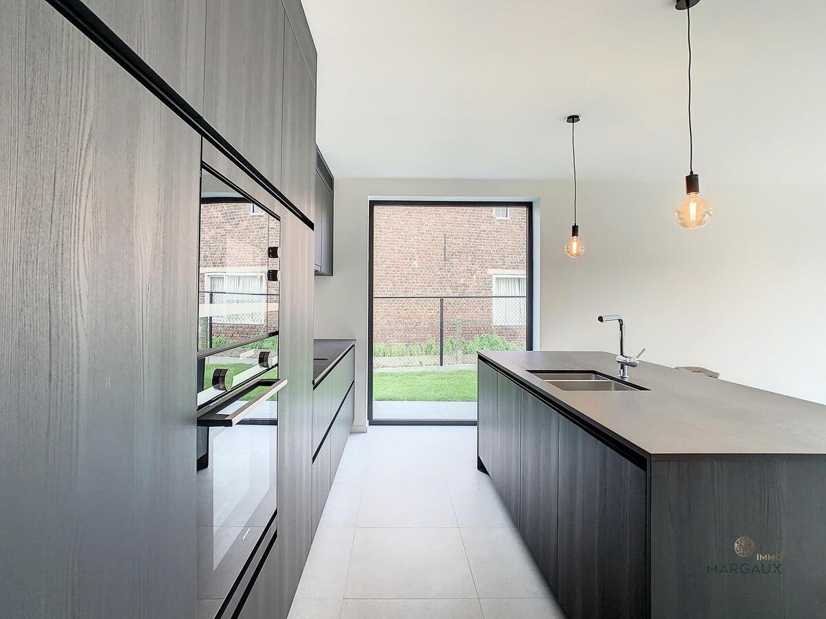 Halfopen bebouwing met exclusieve afwerkingsgraard 