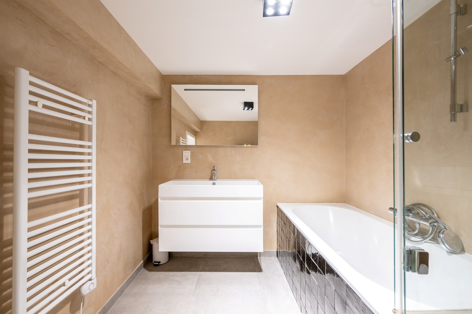 Appartement de plain-pied prêt à emménager dans un emplacement central à Knokke. 