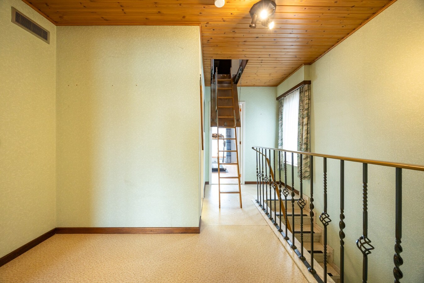 Ruime woning met praktijkmogelijkheden in het hart van Zoersel 