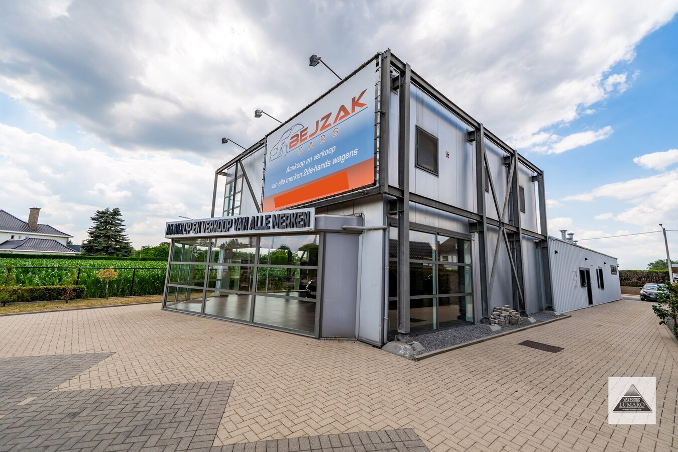 Schitterende showroom 280 m² (+ kantoren), op 2,4 km van de nieuwe Mc Donalds. 