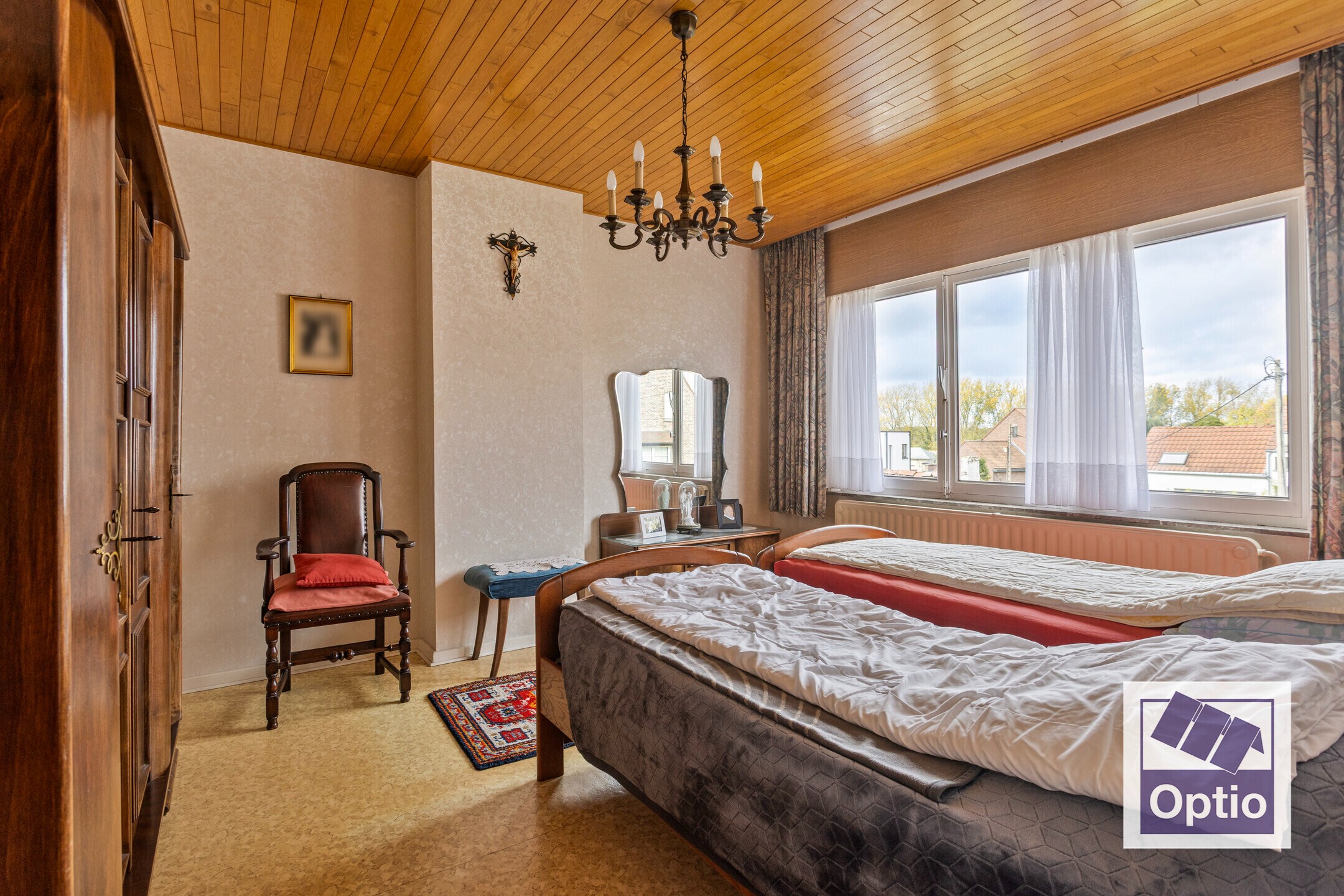 Woning met 5 slaapkamers en grote tuin. 