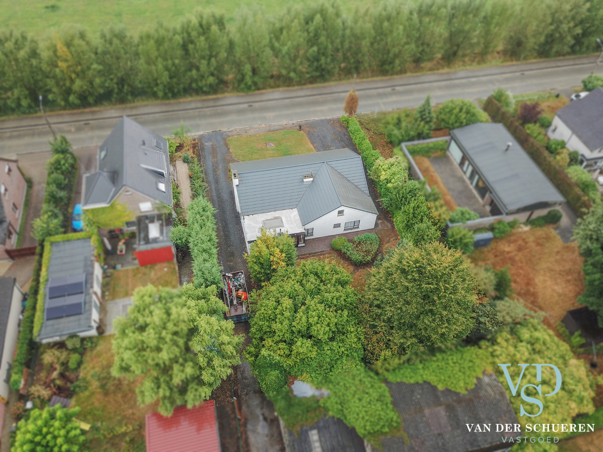 Bungalow met bijgebouw. 