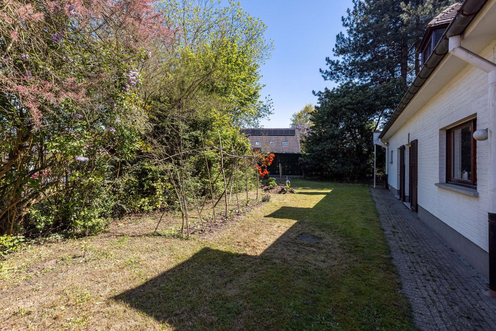 Karaktervolle villa met royale volumes op perceel van 1100m2 nabij de E40 
