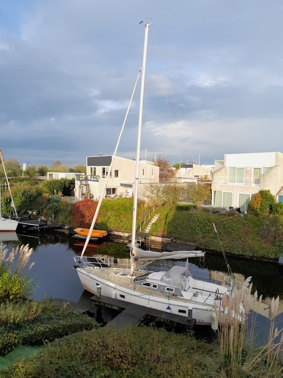 aanlegsteiger met zeilboot
