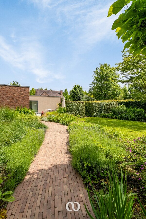 Ruime woning met prachtige tuin en bijgebouw te koop in Oudenaarde 