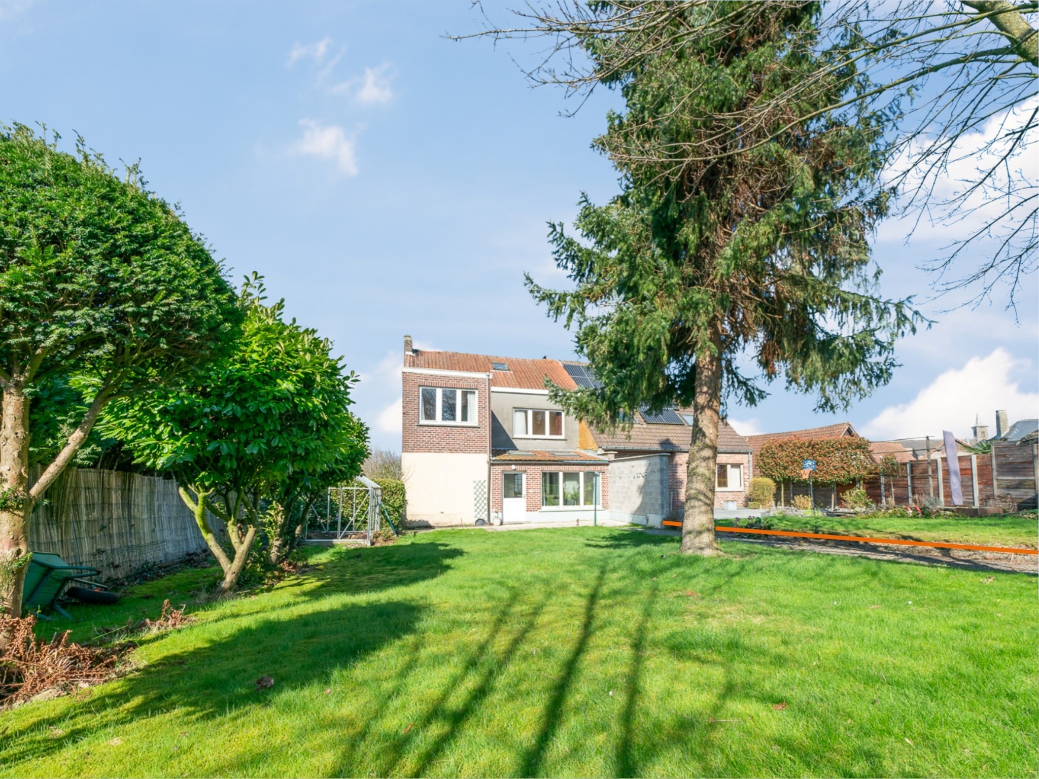 Knappe te renoveren gezinswoning met veel potentieel 