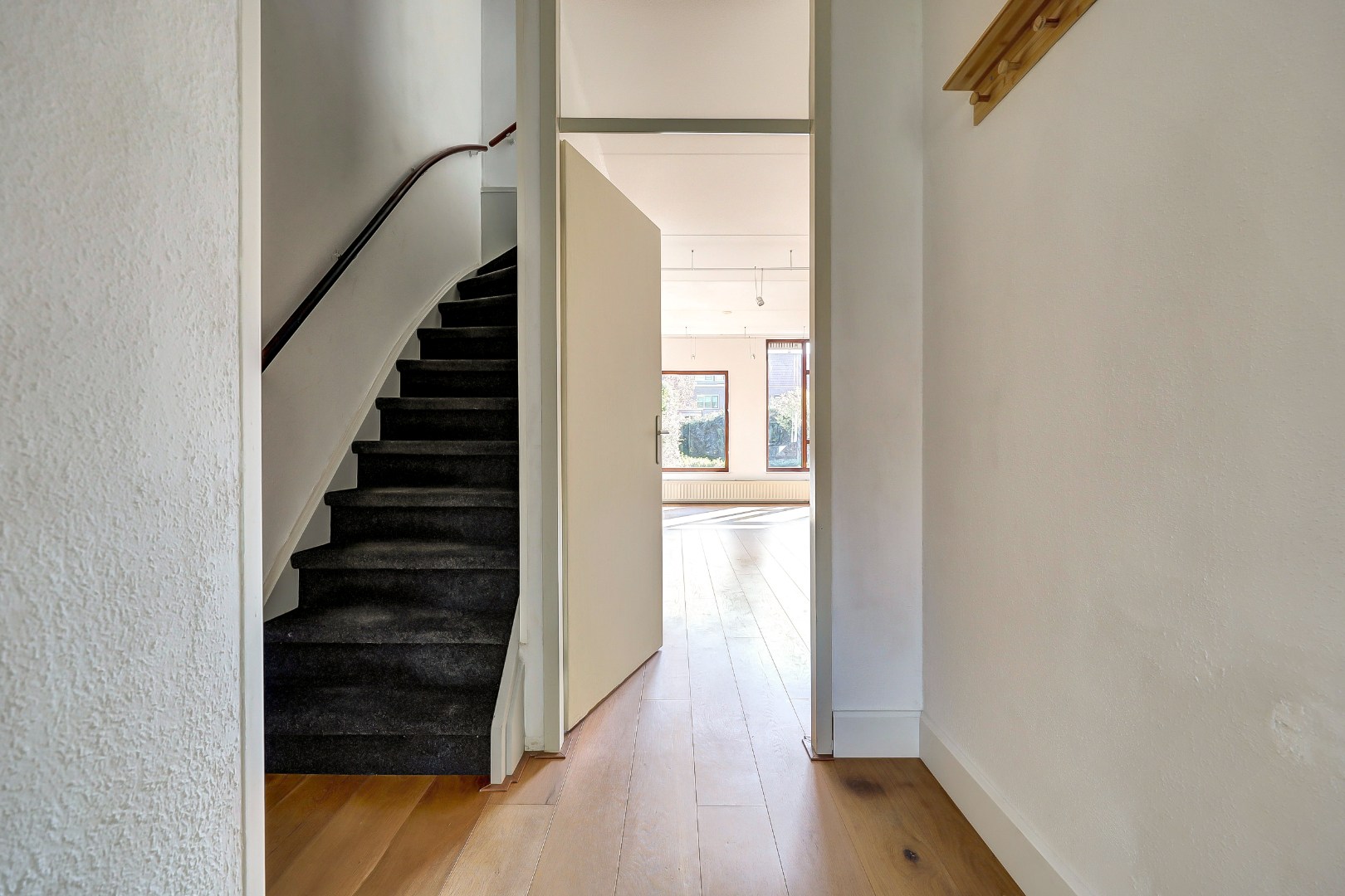 Ruime 5-kamer hoekwoning met aangebouwde garage op een kavel van maar liefst 297 m2 eigen grond! 
