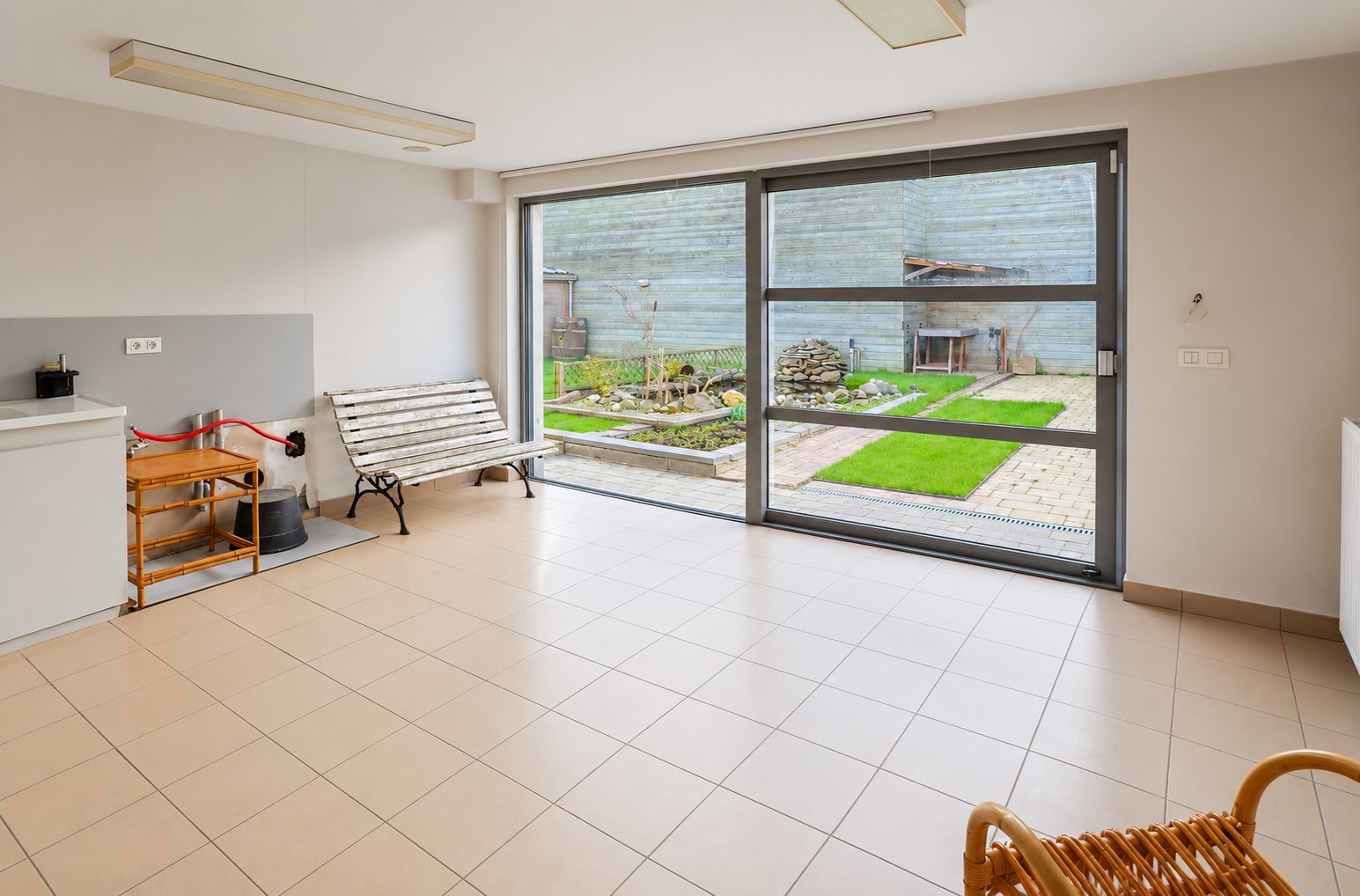 Bel-etagewoning met tuin, loods (450 m²) en tal van mogelijkheden 