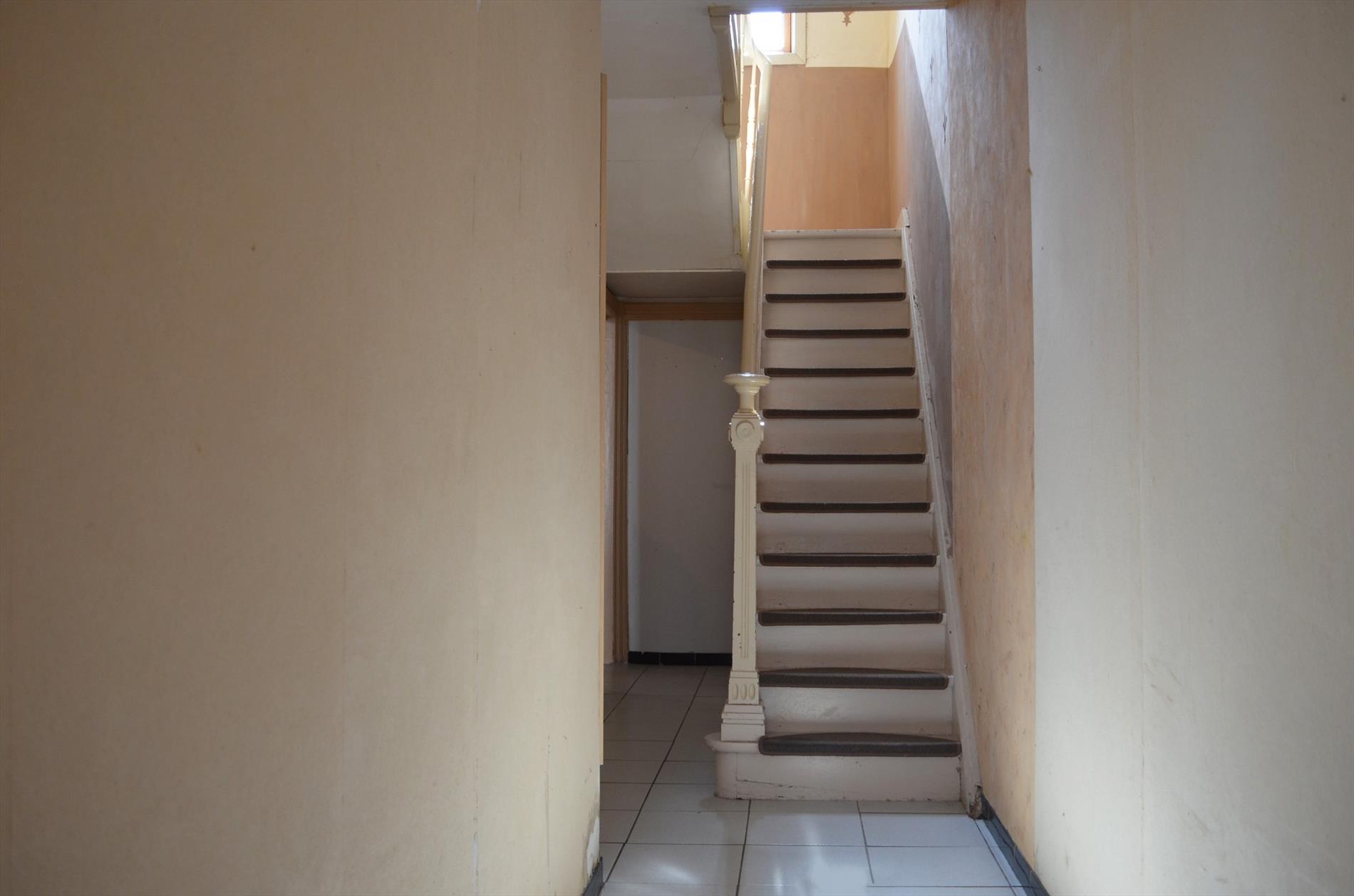 Te renoveren half open bebouwing gelegen te Bassevelde. 