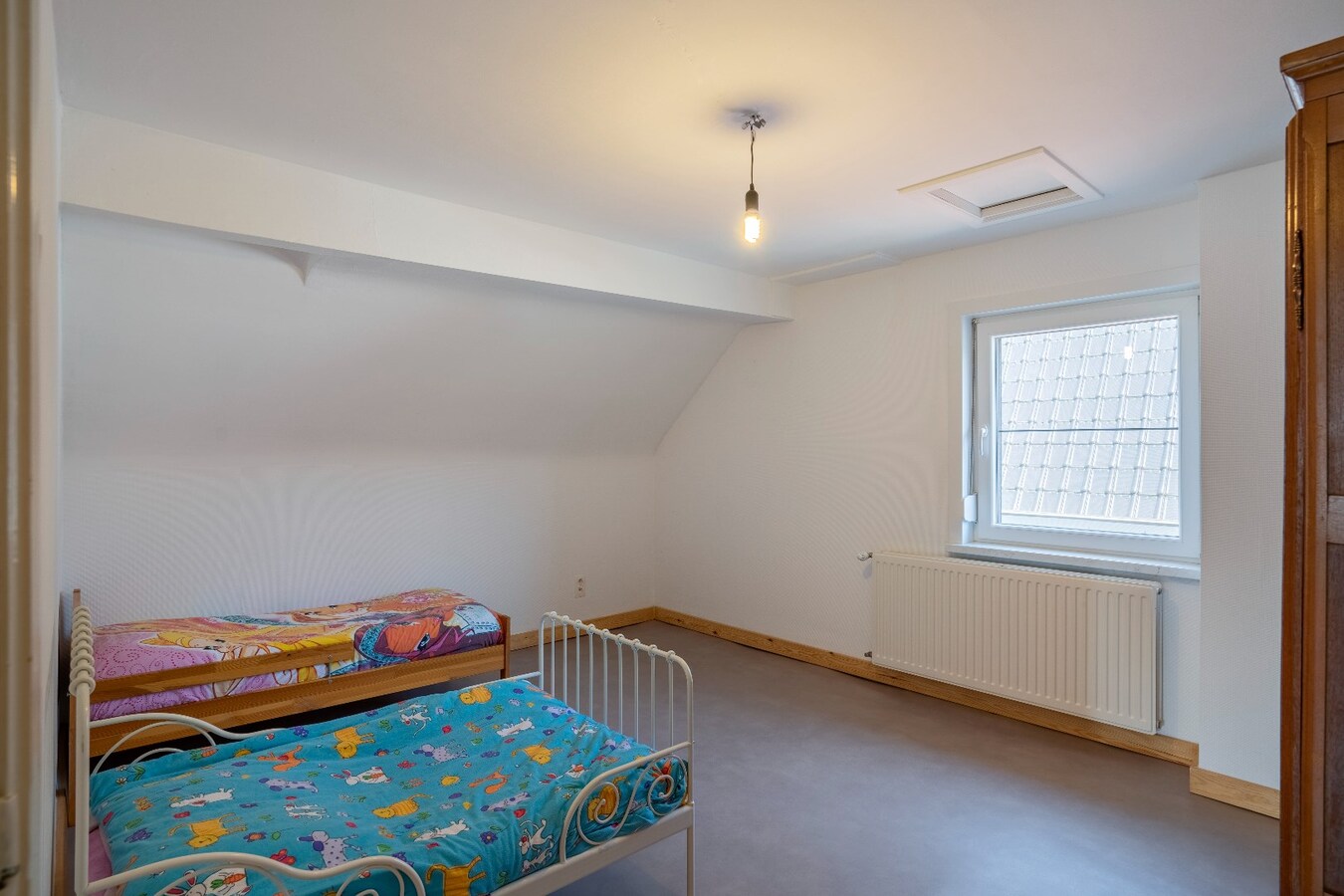 Gerenoveerde woning met drie slaapkamers op groot perceel 