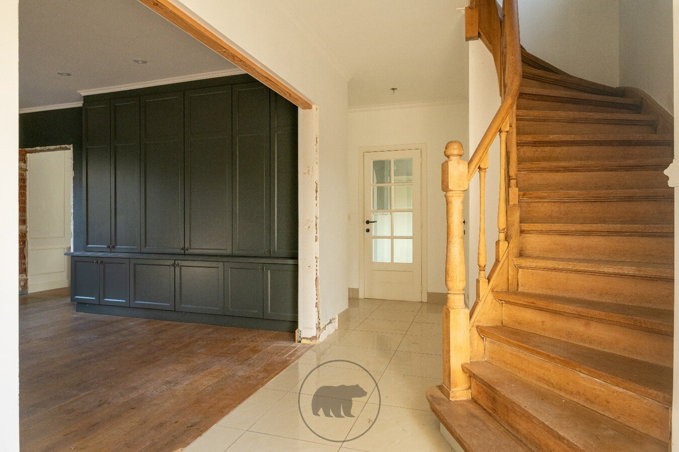 Op te frissen villa op residentiële droomlocatie 