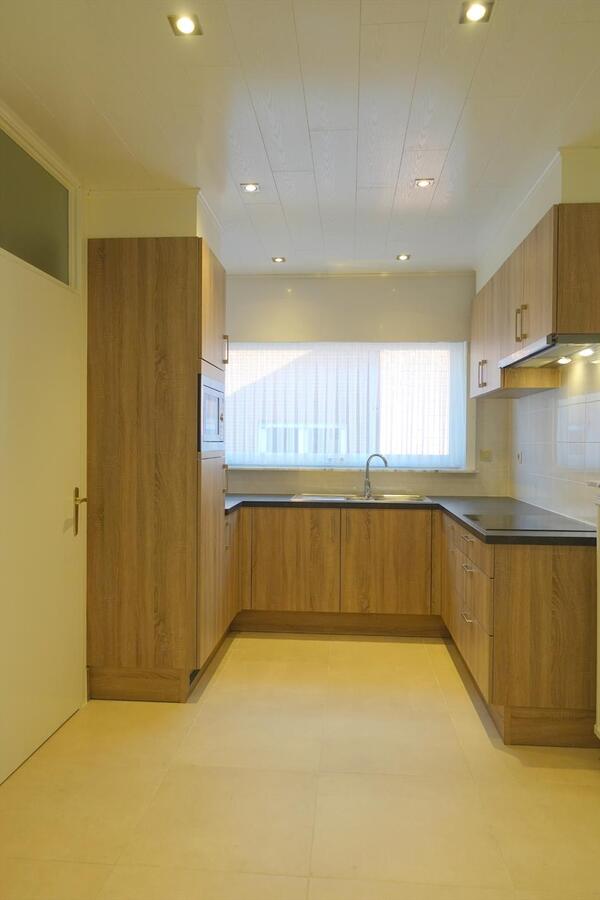 Ruime halfopen bungalow met zongerichte tuin 