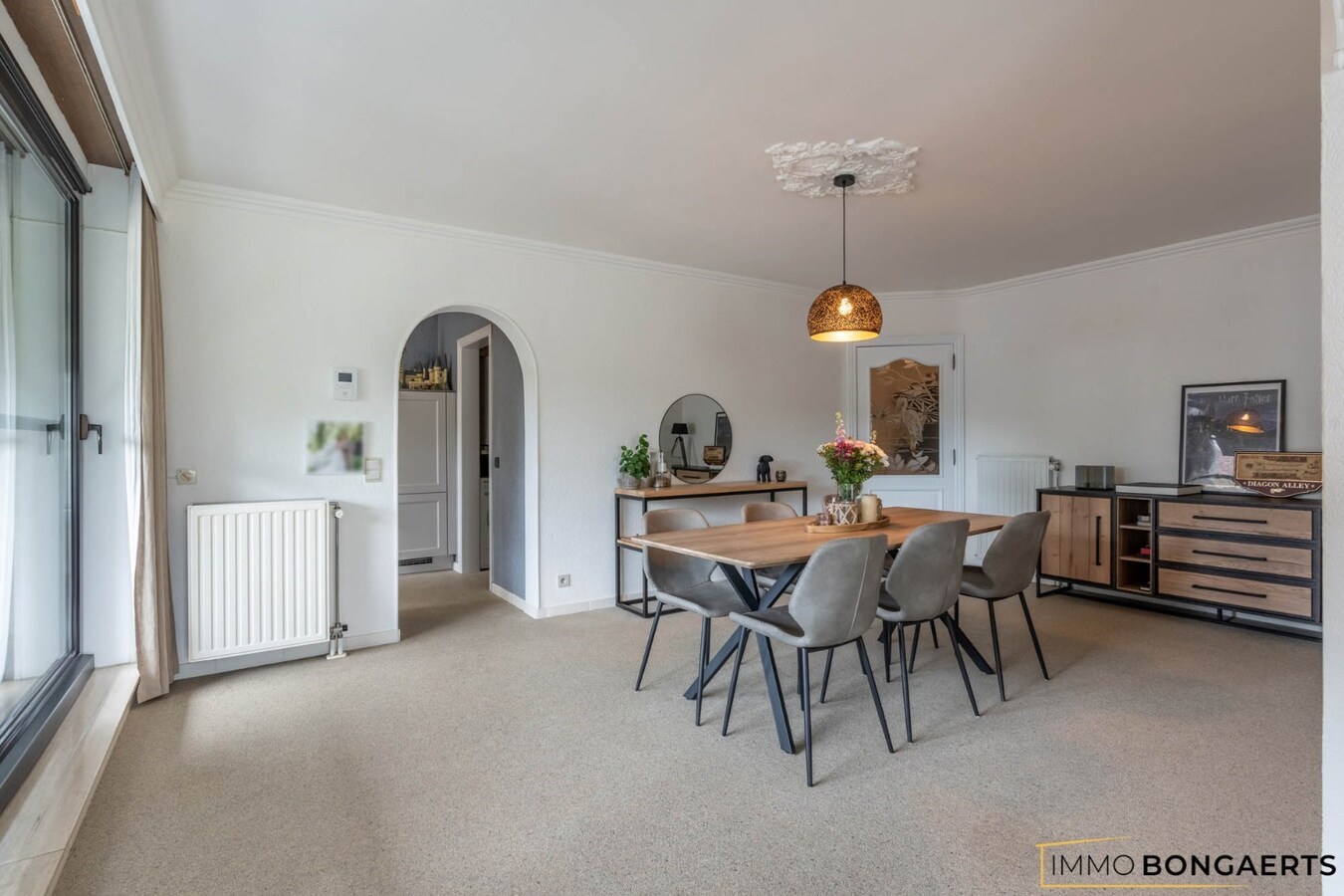 Ruim appartement met 3 slaapkamers en garage. 