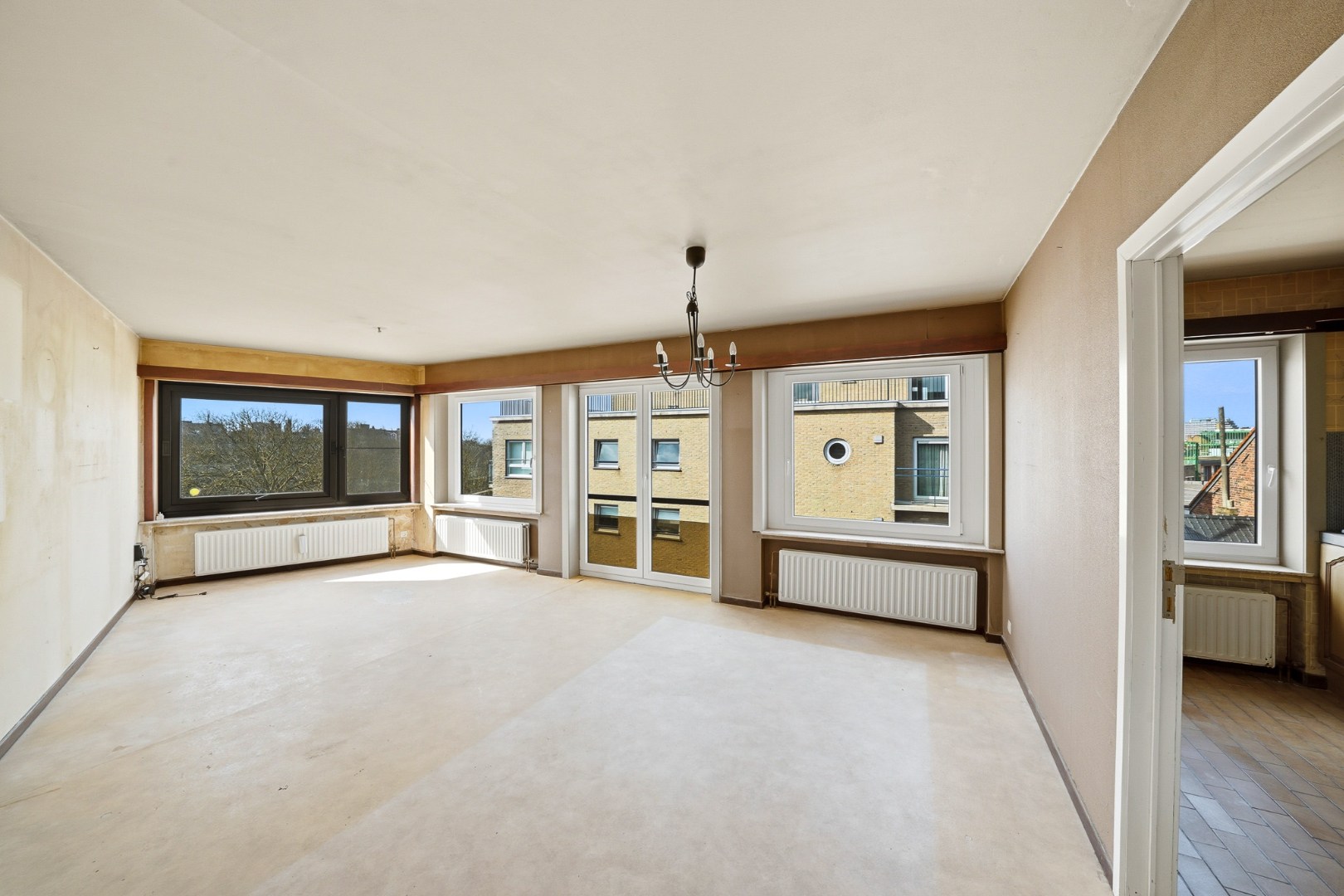 Op te frissen appartement met zicht op het Sint-Catharinaplein in Oostende 