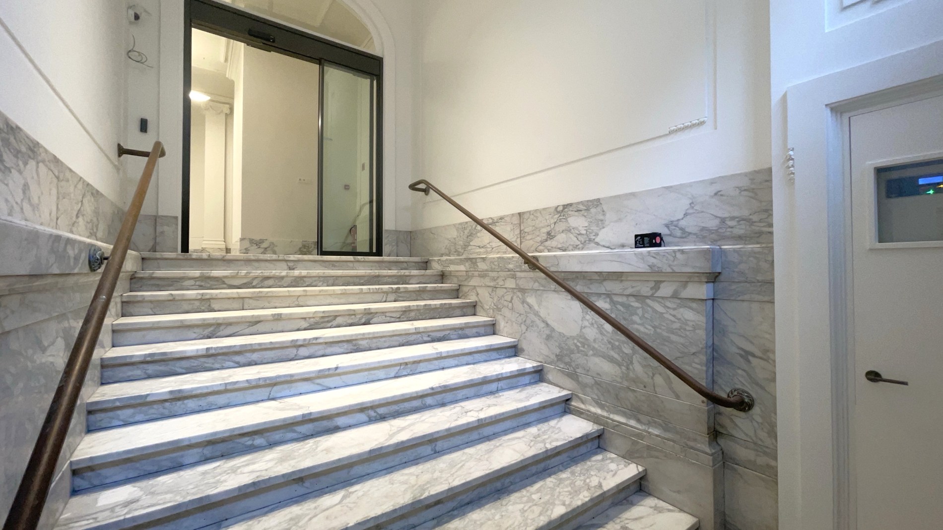 Exclusief kantoorgebouw te huur dichtbij de Leien in Antwerpen