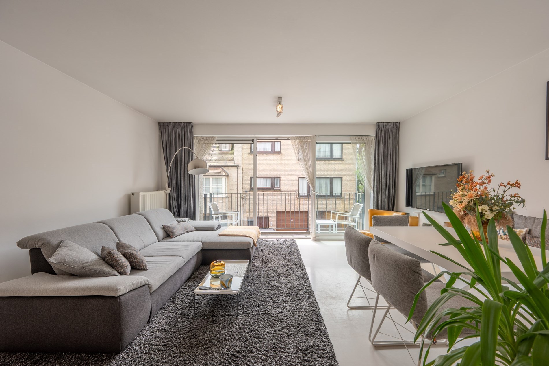 Lichtrijk appartement met dubbele terras en ruime lichtrijke leefruimte 