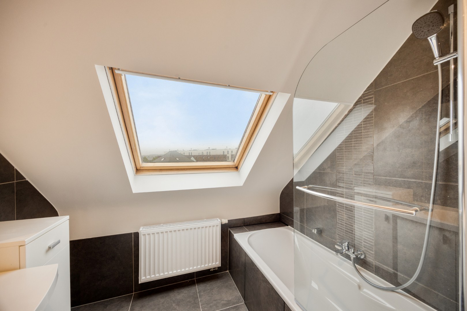 Instapklaar duplex app. met 2 slpk te centrum Halle 