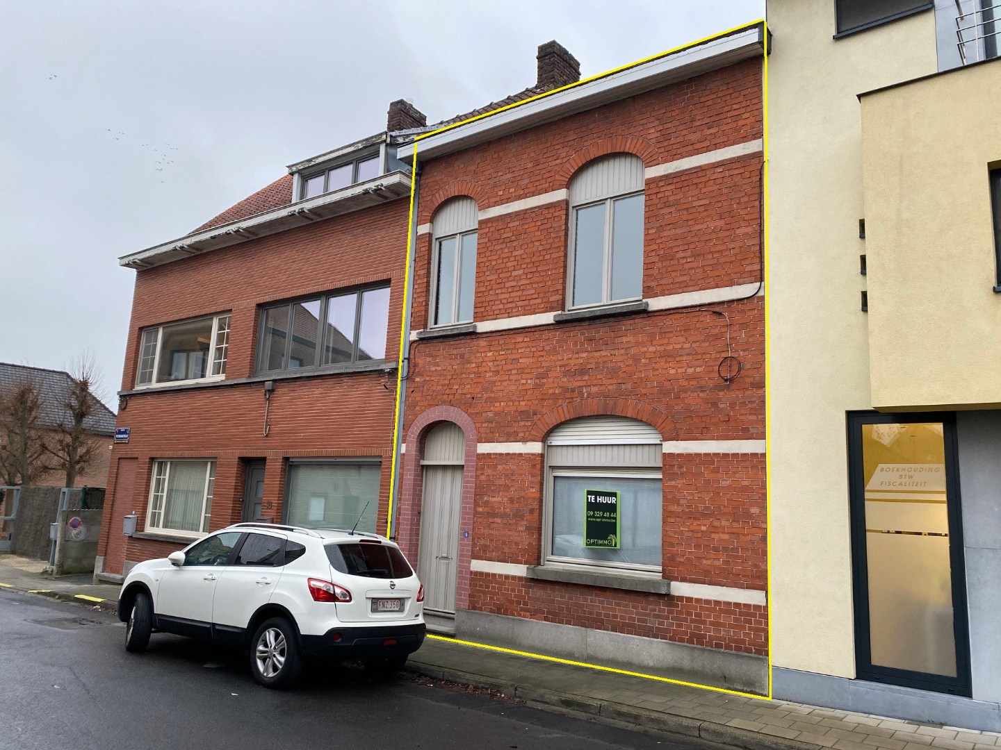 Verrassend ruime en gerenoveerde stadswoning met garage en uitweg! 