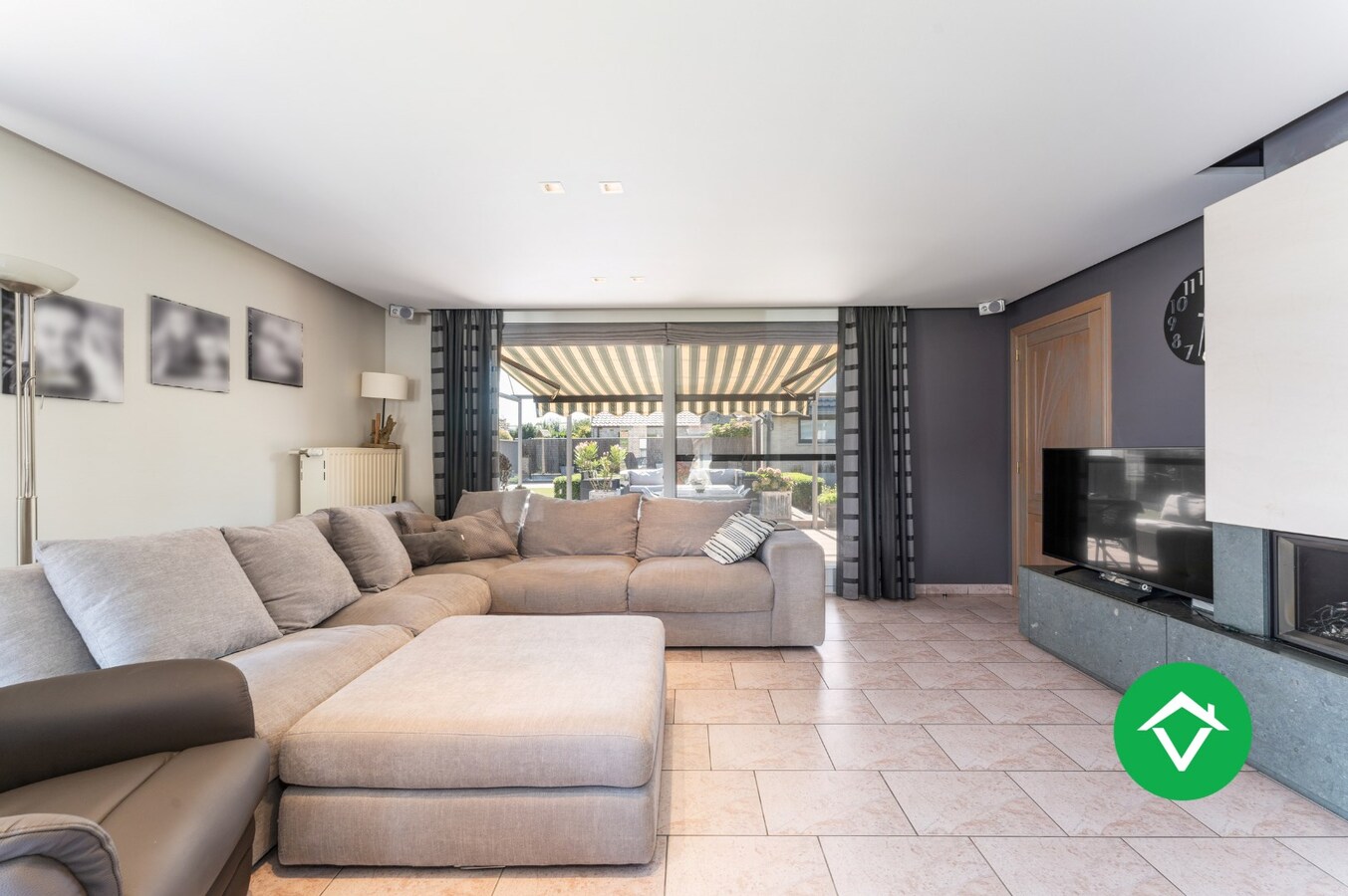 Ruime open bebouwing met 4 slaapkamers en 3 garages in Kortemark 