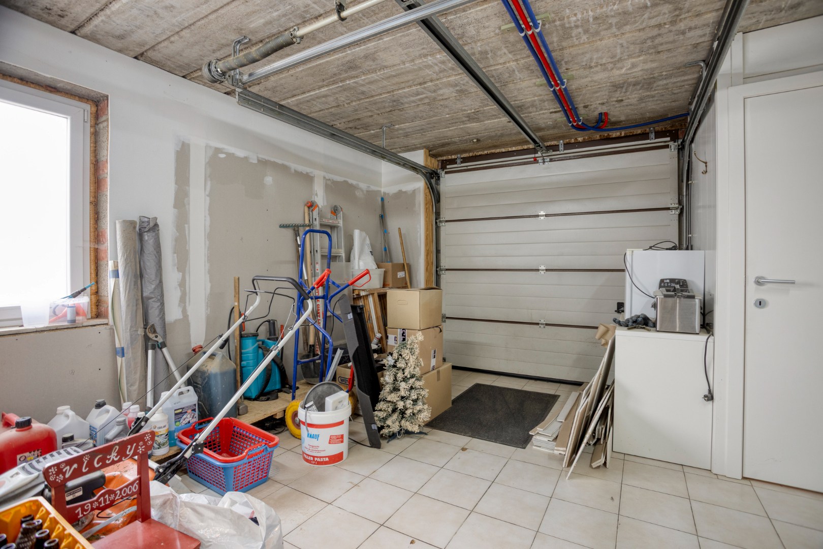 garage met electrische poort
