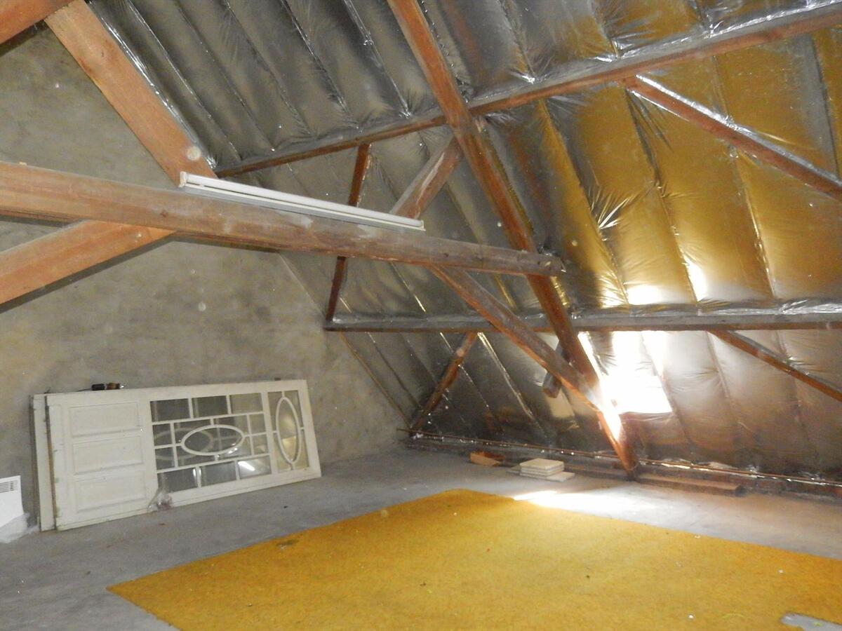 Ruime woning met grote opslagplaats/loods en zonnige tuin 