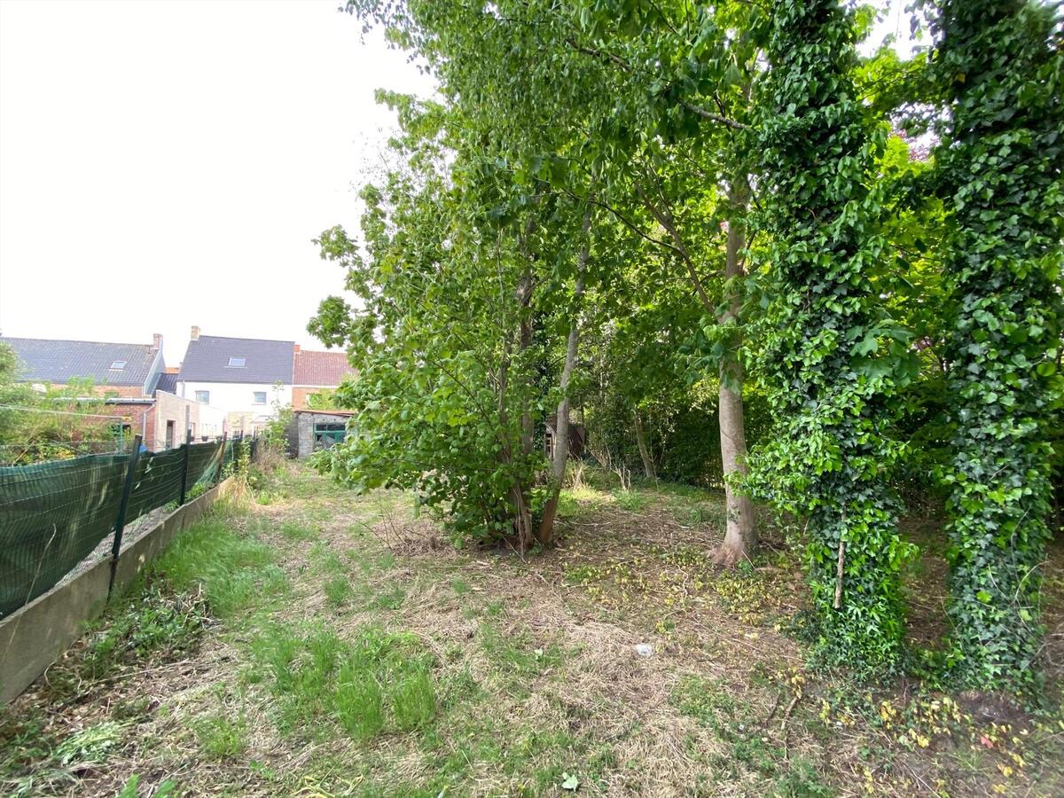 Woning met garage en diepe tuin te Koekelare 